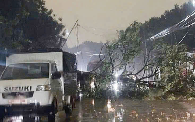 Dông lốc, mưa đá làm 1 người chết, hơn 1.000 nhà hư hỏng