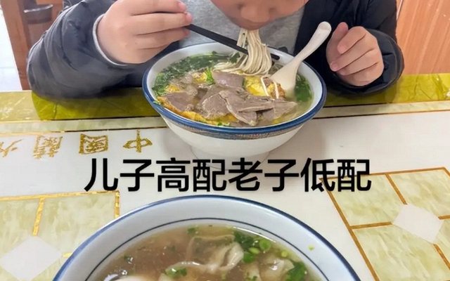 Bức ảnh đứa trẻ ăn bát mỳ ngon lành khiến cư dân mạng bùng nổ: Đừng hành hạ con cái kiểu ấy!