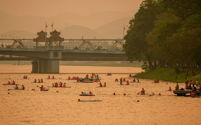 Cảnh tượng trên sông Hương lúc chiều tối khiến nhiều người thốt lên: Không tin vào mắt mình! 