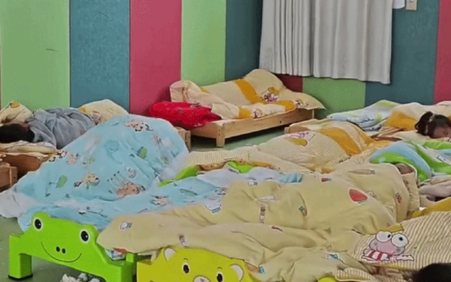 Mới gửi con đi học vài ngày, mẹ nhận ngay đoạn video từ cô giáo: "Các bạn thì ngủ hết, còn bé nhà chị đây"