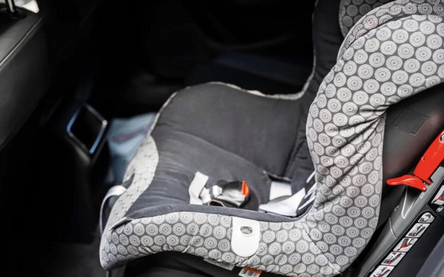 Bé gái gần 2 tuổi tử vong do bị bỏ quên trên ô tô, người cha 32 tuổi bị bắt vì tội giết người