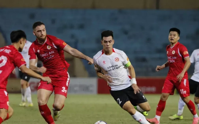 Khi thầy trò HLV Lê Huỳnh Đức ở thế dựa chân tường