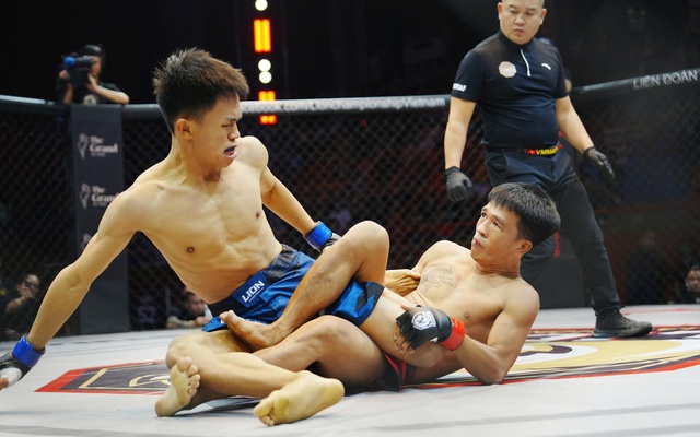 Cao thủ muay Việt Nam từng vô địch thế giới ra đòn hiểm, buộc đối thủ đầu hàng