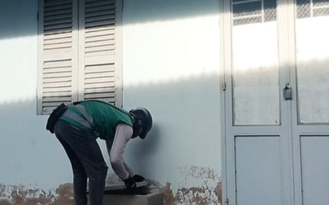 Shipper giao đơn nhưng vào nhà không thấy ai, chủ về lấy camera an ninh đăng lên mạng