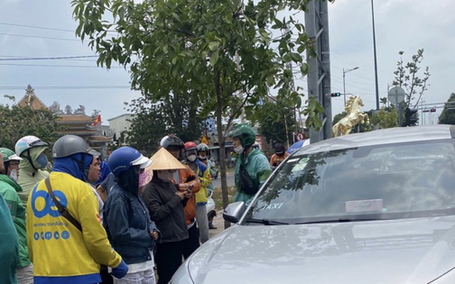 TPHCM: Phát hiện nam tài xế tử vong trong ô tô trên đường Phạm Văn Đồng