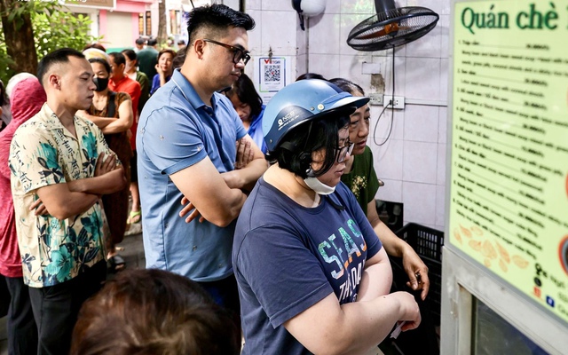 Người Hà Nội xếp hàng cả tiếng chờ mua bánh trôi, bánh chay dịp Tết Hàn thực