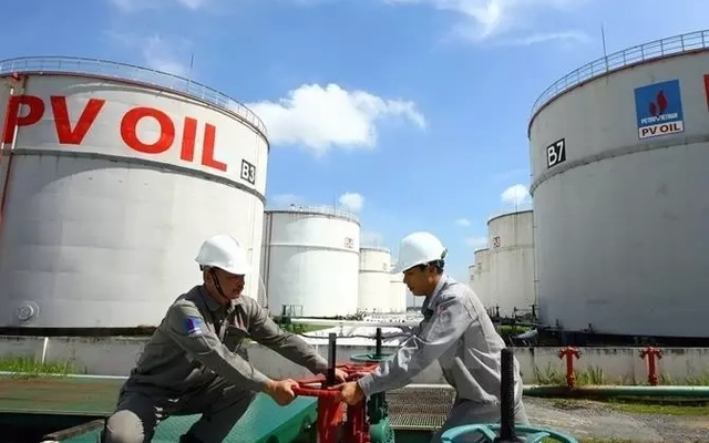 Tiền nhập xăng dầu tăng tới 200% trong nửa đầu tháng 4