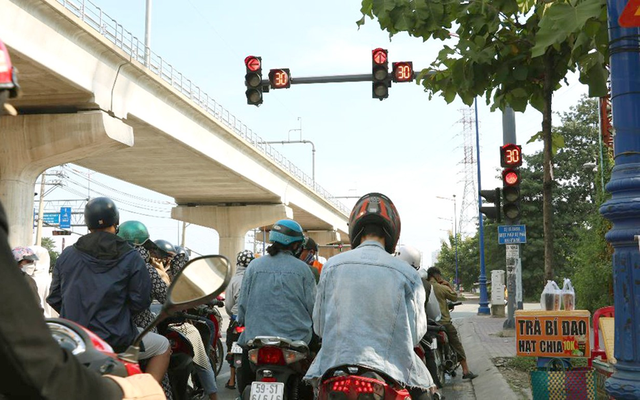 Dừng đèn đỏ kiểu này có thể bị phạt tới 22 triệu đồng, người dân chú ý