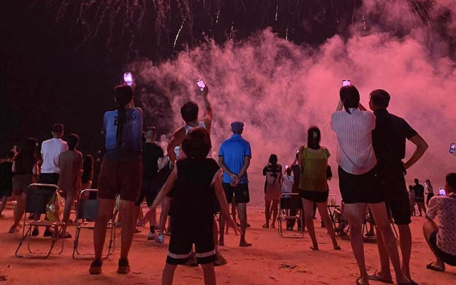 Cảnh tượng trên biển Bãi Cháy tối cuối tuần: Nhiều người phải bất ngờ