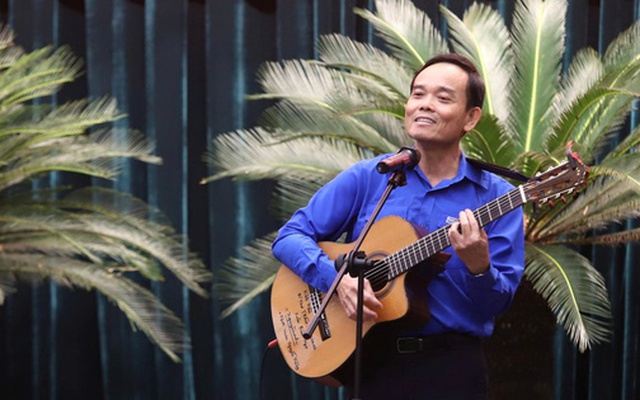 Clip Bí thư Thành ủy TPHCM ôm đàn, hát khi gặp gỡ thanh niên