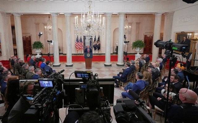 Ông Trump dọa “đưa Iran về thời kỳ đồ đá”, giá dầu vụt tăng, vàng lao dốc không phanh