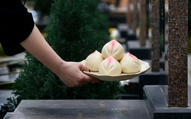 Đi tảo mộ Thanh Minh nhớ kỹ quy tắc "3 quả không mang, 1 vật không cúng" kẻo tổ tiên quở trách, gia đạo bất an