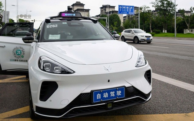 Hơn 100 taxi tự lái đột ngột dừng lại giữa đường phố Trung Quốc, hành khách hoang mang buộc phải kích hoạt SOS tìm đường thoát