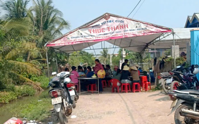 Em bé chết đuối thương tâm tại mương nước trước cửa nhà