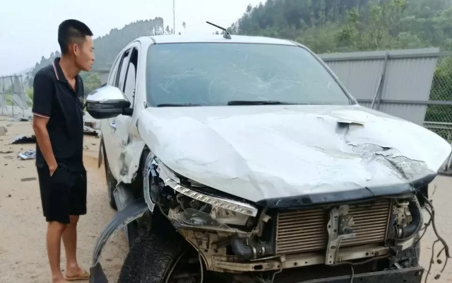 Thiếu tá công an tử vong khi va chạm rào chắn trên cao tốc Nội Bài - Lào Cai