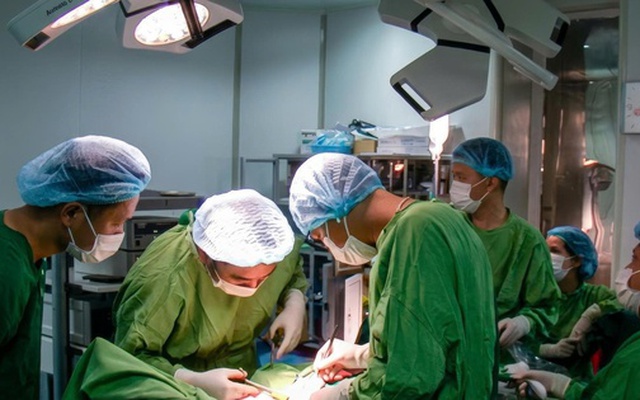 Đau bụng kéo dài, đi khám mới biết mắc cùng lúc 2 khối ung thư