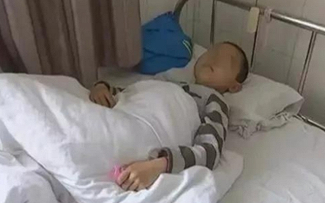 Bé trai 8 tuổi qua đời vì ung thư dạ dày, nguyên nhân xuất phát từ 1 món ăn vặt trẻ nào cũng mê