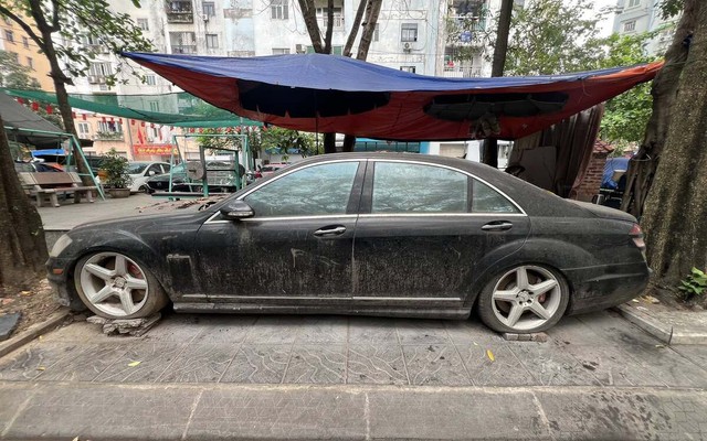 Ô tô Mercedes S63 bị bỏ quên 10 năm trên vỉa hè Hà Nội là tang vật vụ án