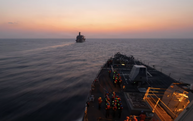 Nghẹt thở khoảnh khắc hải quân Mỹ đu dây, đổ bộ tàu Iran trong đêm