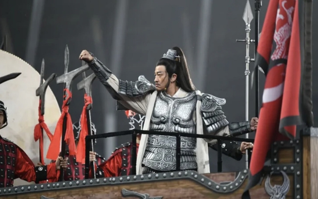 Đội bóng nghiệp dư Trung Quốc chơi trội, thuê 'Tây Sở Bá Vương' át vía đối thủ