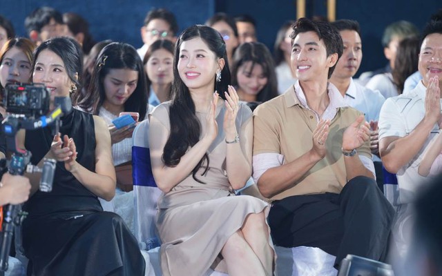 Vợ chồng Bình An – Phương Nga sánh đôi dự sự kiện ra mắt bộ sưu tập Xuân Hè 2026