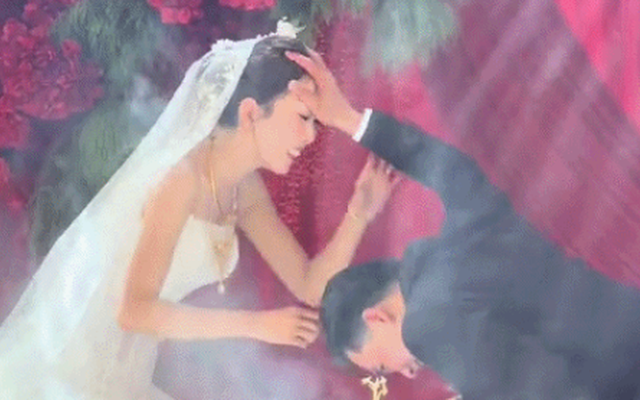 Cô dâu chú rể “đánh yêu” ngay trên sân khấu cưới hút 2,5 triệu view: Chú rể run, xin lỗi vợ liên tục