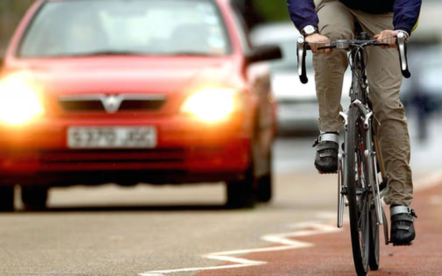 Tiến sĩ giải mã hiện tượng xe đi chậm như "rùa bò" vẫn bắt kịp bạn ở đèn đỏ: hóa ra phóng nhanh cũng chẳng để làm gì