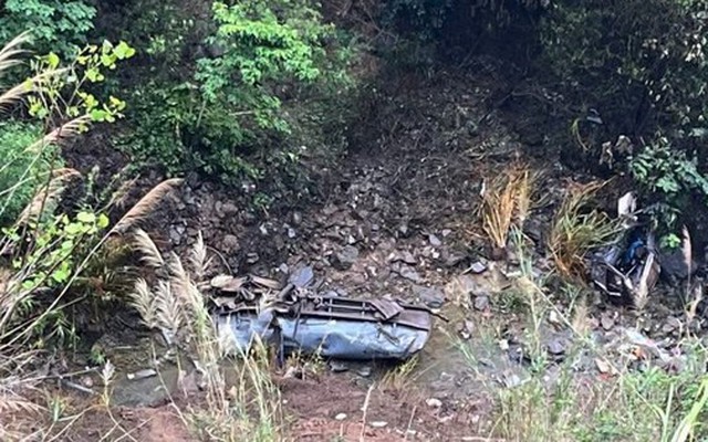 Xe bồn lao xuống vực sâu 100 m dập nát, tài xế văng ra tử vong