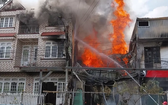 Vụ cháy ở Đà Lạt: Một chiến sĩ rơi từ tầng 2 xuống, chấn thương nặng