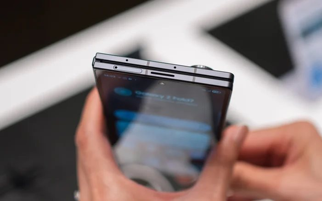 Trên điện thoại Samsung đắt tiền có "2 lỗ nhỏ" mà ít ai biết công dụng là gì: Kiểm tra xem máy mình có không?