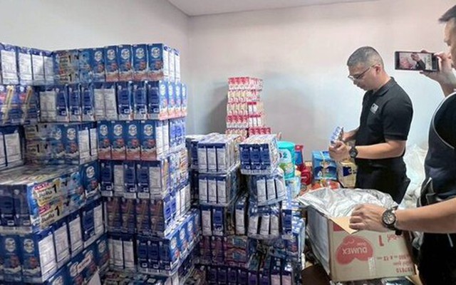 Đột kích một nhà máy, công an phát hiện đường dây sản xuất sữa hết hạn và bột ngọt, cà phê giả, tịch thu hơn 13.000 sản phẩm