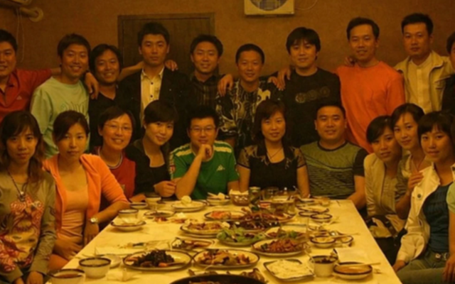 Đi họp lớp, tôi tranh thanh toán hoá đơn 162 triệu đồng: Về nhà nhìn 1 hành động của lớp trưởng mà chết sững