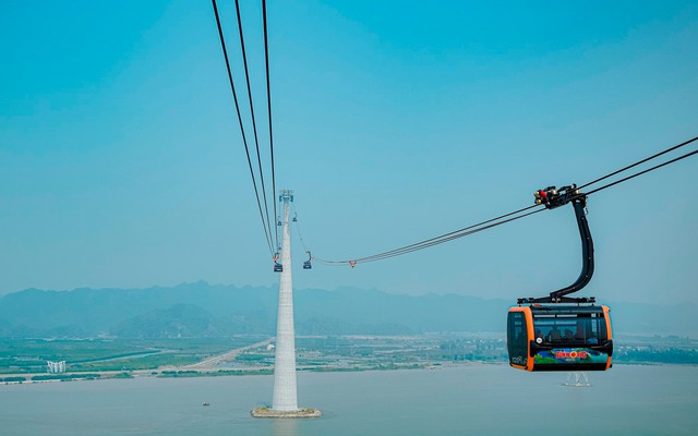 Việt Nam sở hữu một công trình giữa biển lập kỷ lục thế giới, trụ cao ngang tòa nhà 48 tầng, được Guinness xác nhận ngay ngày khai trương