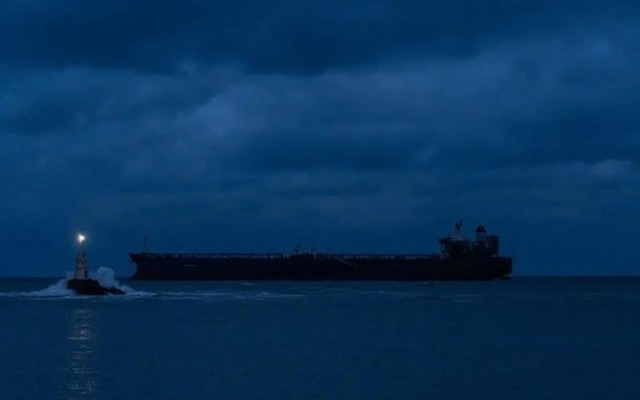 Trong đêm tối ngoài khơi vịnh Ba Tư, 4 triệu thùng dầu Iran đột nhiên 'biến mất khỏi hệ thống theo dõi', vượt qua vòng vây Mỹ - chuyện gì đang xảy ra?