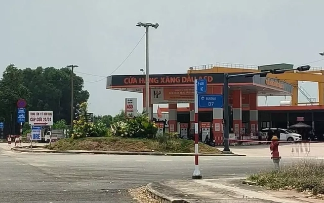 Ô tô cán bé gái 2 tuổi tử vong tại cây xăng dầu ở TPHCM