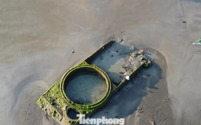 Cận cảnh vật thể giống xác xe tăng ở biển Quy Nhơn