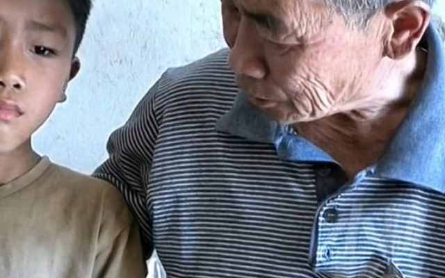 Xúc động cậu bé 9 tuổi thường mang thịt từ trường về cho ông nội vì "sợ ông sẽ chết nếu không được ăn thịt"