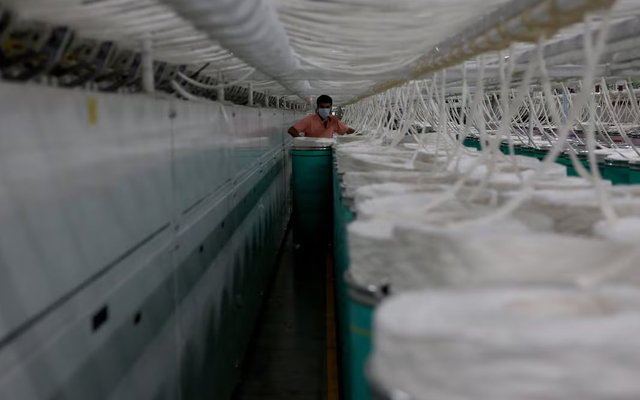 Phát hiện đội tàu chở 1.500 container di chuyển thẳng đến Trung Quốc, nhà máy chạy 100% công suất, đón tin vui giữa căng thẳng Hormuz