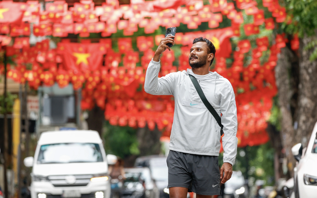 Khách Tây đến Việt Nam đúng dịp lễ Giỗ tổ - 30/4 mới hiểu vì sao ai cũng phải dừng lại chụp ảnh