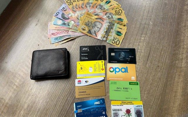 Phát hiện 1 chiếc ví màu đen có 300.000 đồng, 830 AUD và loạt thẻ tín dụng trên đường đi chợ: Công an sử dụng biện pháp nghiệp vụ vào cuộc