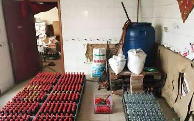 Đột kích 50 xưởng sản xuất thuộc 1 hệ sinh thái, công an tịch thu 14.000 thùng gia vị, xì dầu, bột nêm giả, chứa chất cấm