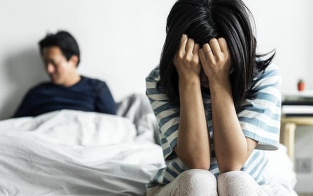 Chồng đi họp lớp về, cáu giận vô cớ rồi buông một câu khiến tôi chết lặng: Đến giờ vẫn chưa bình tĩnh được!