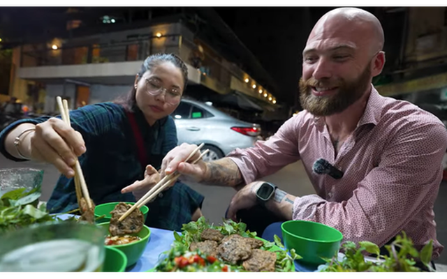 Khách Tây đi ăn quán Việt, tự tin dặn dò chủ quán nhưng khiến tất cả cười lăn vì nhầm đúng 1 chữ cái