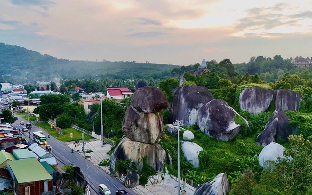 Việt Nam có hòn đá niên đại triệu năm cạnh đường lớn: Ở nơi sắp lên thành phố trực thuộc Trung ương
