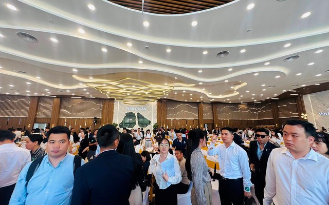 Hàng nghìn người “đổ bộ” Hạ Long ngày đầu nghỉ lễ vì siêu dự án 18 tỷ USD của tỷ phú Phạm Nhật Vượng