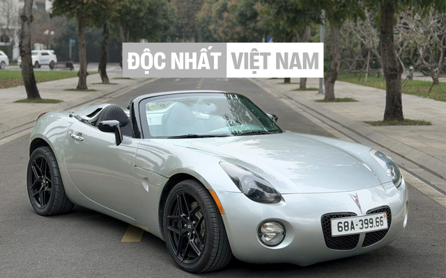 Cận cảnh chiếc Pontiac Solstice độc nhất Việt Nam: Xe mui trần như BMW Z4, hộp số sàn 5 cấp, chưa kịp nổi tiếng đã bị khai tử