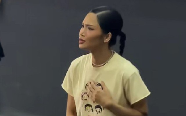 Lần đầu tiên Vbiz có 1 nữ diễn viên phải bỏ chạy khỏi rạp vì bị khán giả chê diễn đơ cứng