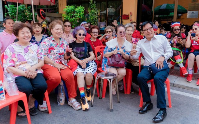 NSND Trọng Trinh cùng Liên đoàn Lân sư rồng Việt Nam lưu diễn Lào, Thái Lan