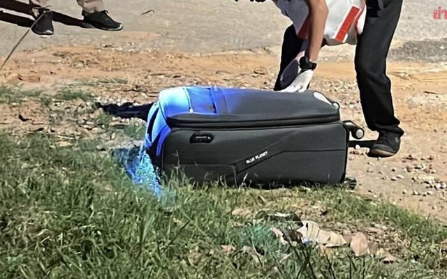 Phát hiện chiếc vali lạ trước cổng trường học, cảnh sát lập tức mở ra: Ai nấy kinh ngạc với thứ bên trong