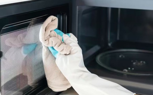Lò vi sóng sạch bong như mới khi được vệ sinh bằng thứ này - không phải baking soda